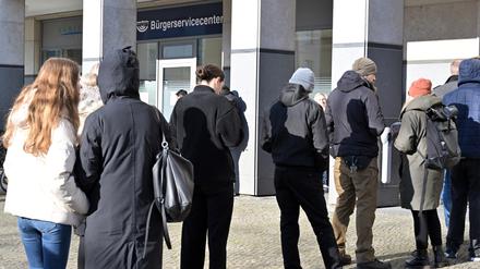 Warteschlange bei der Außenstelle des Bürgerservicecenter Wilhelmgalerie für die terminfreien Schalter.