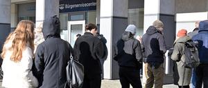 Warteschlange bei der Außenstelle des Bürgerservicecenter Wilhelmgalerie für die terminfreien Schalter.