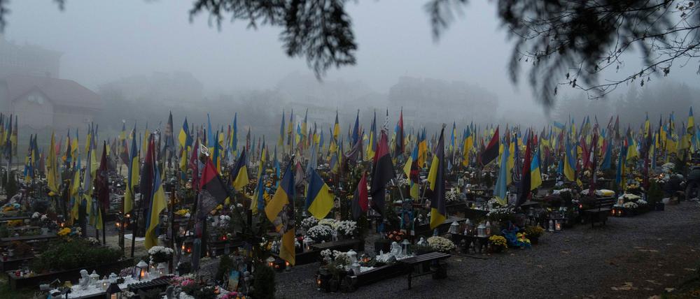 Soldatengräber in der Ukraine. UN-Beobachter haben seit dem Sommer deutlich mehr Fälle erfasst, in denen ukrainische Kriegsgefangene getötet wurden. (Symbolbild)