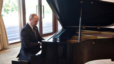 Der russische Präsident Wladimir Putin gibt sich gern als Kulturliebhaber und will nun einen internationalen Schlagerwettbewerb im eigenen Land gründen. 