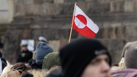 The flag of Greenland. People gather at Christiansborg Castle Square ahead of Queen Margrethe s abdication in Copenhagen, Denmark, on Sunday, January 14, 2024 Copenhagen Christiansborg Palace Square Denmark Copyright: xKristianxTuxenxLadegaardxBergx 2E6A1407
