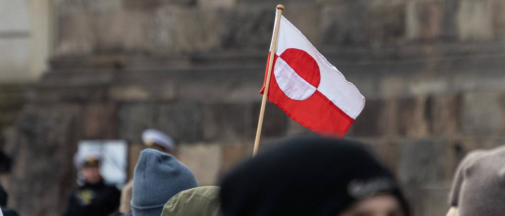 The flag of Greenland. People gather at Christiansborg Castle Square ahead of Queen Margrethe s abdication in Copenhagen, Denmark, on Sunday, January 14, 2024 Copenhagen Christiansborg Palace Square Denmark Copyright: xKristianxTuxenxLadegaardxBergx 2E6A1407