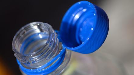 Am häufigsten fand das Forschungsteam in den Gewebeproben Partikel aus Polyethylen, das für Folien und Flaschen verwendet wird. (Symbolbild)
