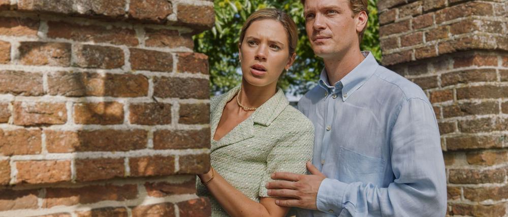 Máxima (Delfina Chaves) und Willem-Alexander (Martijn Lakemeier) verstecken sich hinter einem Mauervorsprung, Szene aus der Serie „Máxima“, die schon bei RTL+ zu sehen war und nun im frei verfügbaren TV bei ZDFneo läuft.