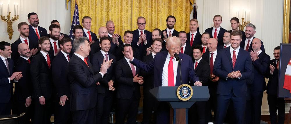 Präsident Trump würdigt die NHL-Champions der Florida Panthers im Weißen Haus.