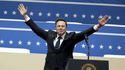 Elon Musk spricht bei der Parade zur Amtseinführung des Präsidenten in Washington.