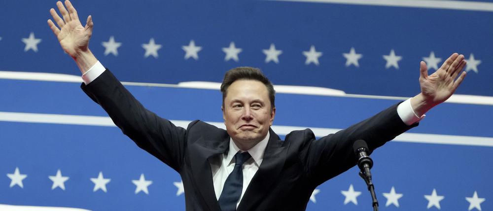Elon Musk spricht bei der Parade zur Amtseinführung des Präsidenten in Washington.