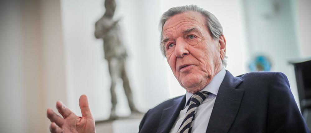 Ex-Kanzler Gerhard Schröder (SPD) hat sich wegen einer Burnout-Diagnose in klinische Behandlung begeben.