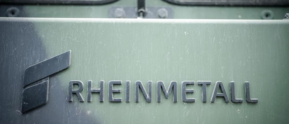 Ein Rheinmetall-Logo an einem Bundeswehr-Fahrzeug im Jahr 2024.