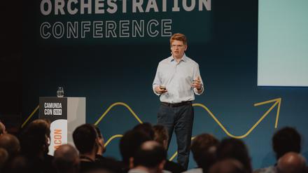 Camunda-Chef Jakob Freund hält eine Keynote bei der Eröffnung der „CamundaCon“ in Berlin.