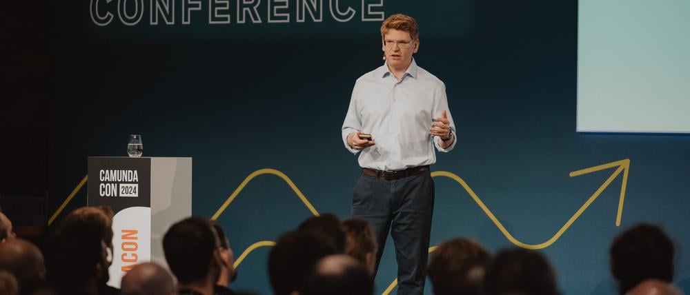 Camunda-Chef Jakob Freund hält eine Keynote bei der Eröffnung der „CamundaCon“ in Berlin.