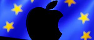 FILE PHOTO: A 3D printed Apple logo is seen in front of a displayed European Union flag in this illustration taken September 2, 2016. REUTERS/Dado Ruvic/Illustration/File Photo