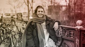 Ariana Baborie im Podcast „Eine Runde Berlin“ an der Startstation Schönhauser Allee