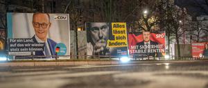 Großflächige Wahlplakate zeigen den CDU-Vorsitzenden und Kanzlerkandidaten der Unions-Bundestagsfraktion, Merz, den FDP-Vorsitzenden, Lindner, und den Bundeskanzler und Spitzenkandidaten der SPD, Scholz, am frühen Morgen an einer Straße in Schöneberg. +++ dpa-Bildfunk +++