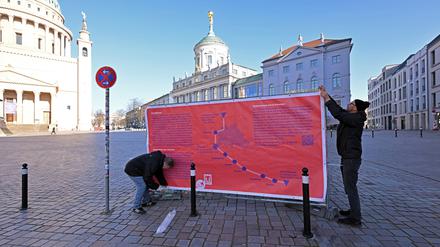 Die NS-Opfervertreterinitiative VVN-BdA Potsdam erinnert mit temporären Informationstafeln auf dem Alten Markt und anderswo an den 80. Jahrestag des Todesmarsches von KZ-Häftlingen durch die Stadt.