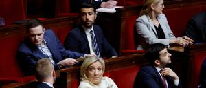 Marine Le Pen, Vorsitzende des rechten Rassemblement National (RN), bei der Nationalversammlung am 3. Februar 2025. Frankreichs Premierminister Bayrou plant die Durchsetzung von zwei Haushaltsgesetzen für das laufende Jahr.