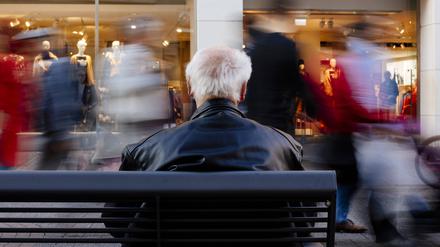  Ein Rentner auf einer Bank in der Schildergasse.