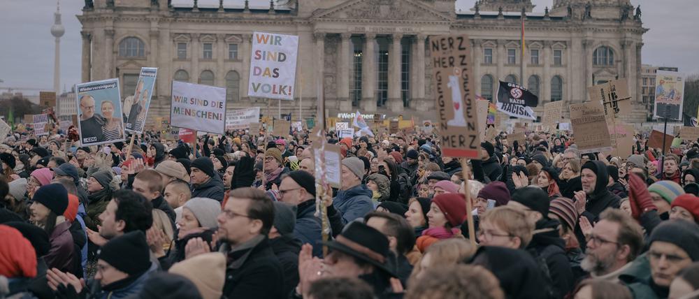 Zuletzt demonstrierten wieder Zehntausende gegen Populismus und Fremdenfeindlichkeit. Wissenschaftsorganisationen positionieren sich dagegen zögerlich.