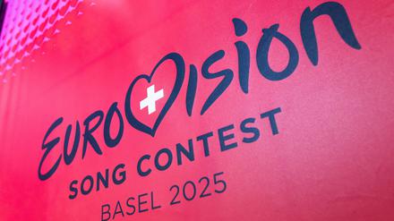 Das Logo des Eurovision Song Contest (ESC) 2025 ist auf einem Banner zu sehen.