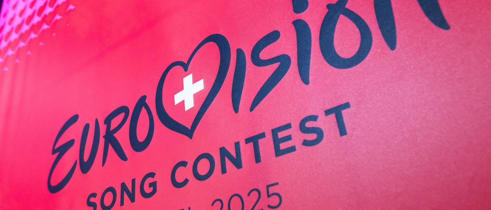 Das Logo des Eurovision Song Contest (ESC) 2025 ist auf einem Banner zu sehen.