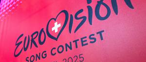 Das Logo des Eurovision Song Contest (ESC) 2025 ist auf einem Banner zu sehen.