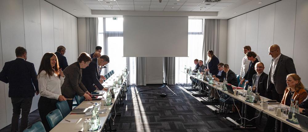 Die Eisenbahn- und Verkehrsgewerkschaft (EVG) und die Deutsche Bahn treffen sich zur zweiten Verhandlungsrunde in Berlin.