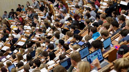 Studierende im Hörsaal. Wegen hoher Einsparungen bis 2027 in der Wissenschaft, müssen die Berliner Hochschulen voraussichtlich ihr Studienangebot herunterschrauben.