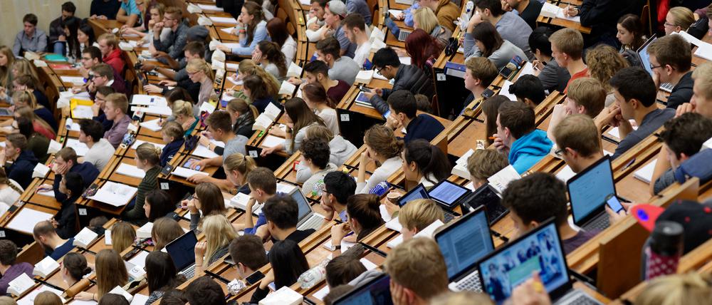 Studierende im Hörsaal. Wegen hoher Einsparungen bis 2027 in der Wissenschaft, müssen die Berliner Hochschulen voraussichtlich ihr Studienangebot herunterschrauben.