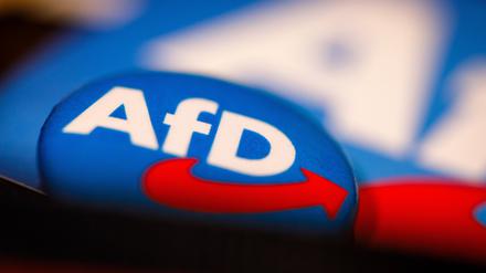 Ein Ansteckpin mit dem Parteilogo der AFD Alternative für Deutschland.