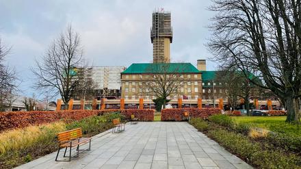 Stabholzgarten zwischen Rathaus Spandau und Havel am Lindenufer.Achtung, auf den Turm achten - Baustellenphase 2025.