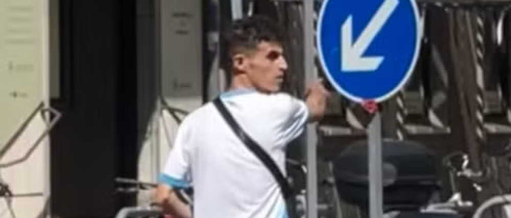 Diesen Mann sucht die Berliner Polizei. Er soll einen Raubversuch gemacht haben.