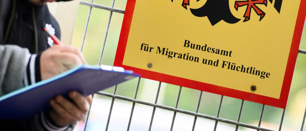Das Bundesamt für Migration und Flüchtlinge (Bamf) untersteht dem Bundesinnenministerium. Die Mitarbeiter der Behörde entscheiden über Asylanträge. (Archivbild)