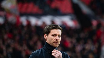 Leverkusens Trainer Xabi Alonso erwartet im DFB-Pokal gegen den 1. FC Köln ein hitziges Duell. 