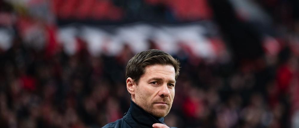 Leverkusens Trainer Xabi Alonso erwartet im DFB-Pokal gegen den 1. FC Köln ein hitziges Duell.