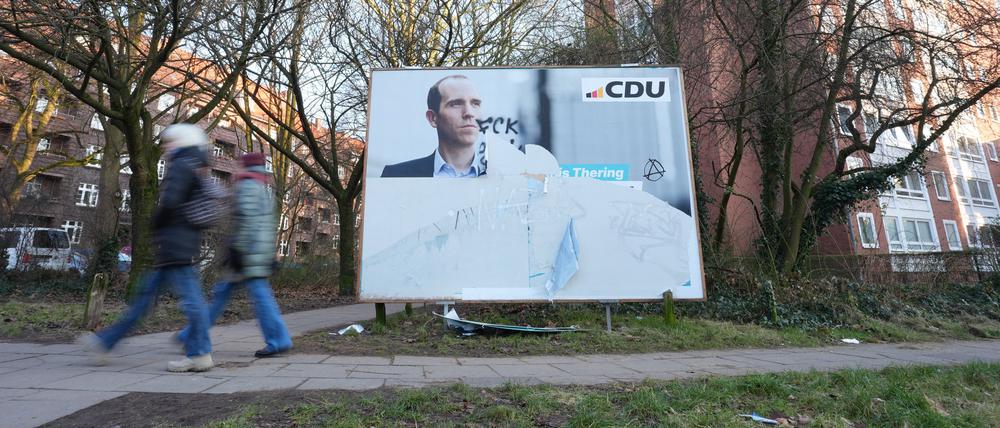 Ein zerstörtes CDU-Wahlplakat in Hamburg.