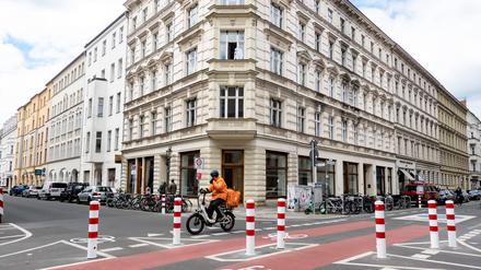 Poller in Wohngebieten sollen den Durchgangsverkehr reduzieren. Manche Autofahrer regt das auf.