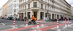 Poller in Wohngebieten sollen den Durchgangsverkehr reduzieren. Manche Autofahrer regt das auf.
