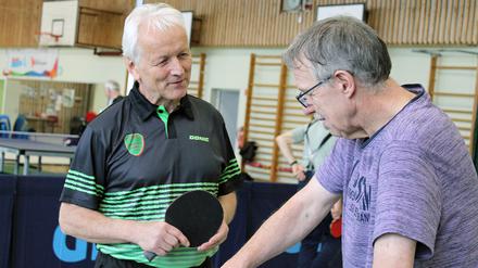 In Marzahn-Hellersdorf gibt es eine Sportgruppe für Menschen mit Demenz. Trainer Jürgen Schäffner (l.) im Gespräch mit Falk, der zum ersten Mal zur zum Tischtennis kam.