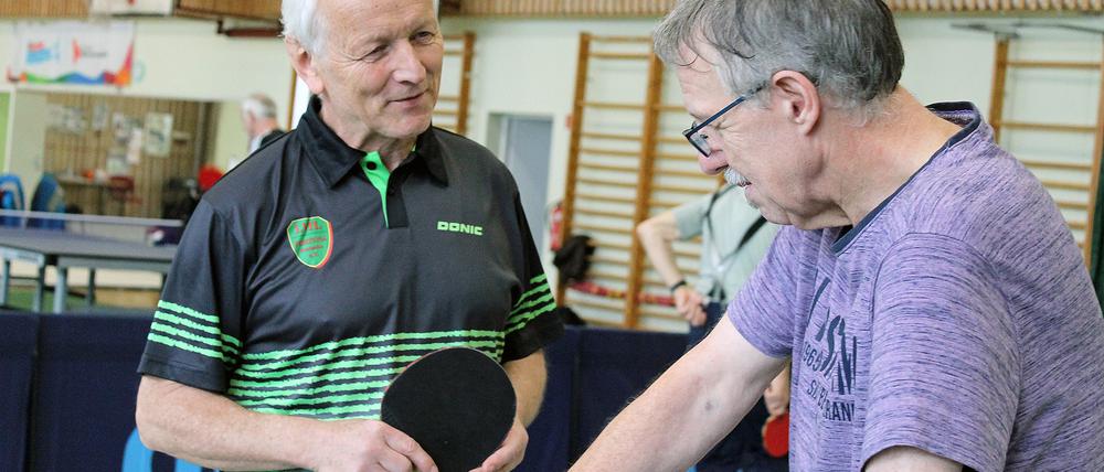 In Marzahn-Hellersdorf gibt es eine Sportgruppe für Menschen mit Demenz. Trainer Jürgen Schäffner (l.) im Gespräch mit Falk, der zum ersten Mal zur zum Tischtennis kam.