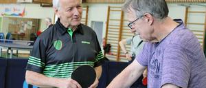 In Marzahn-Hellersdorf gibt es eine Sportgruppe für Menschen mit Demenz. Trainer Jürgen Schäffner (l.) im Gespräch mit Falk, der zum ersten Mal zur zum Tischtennis kam.