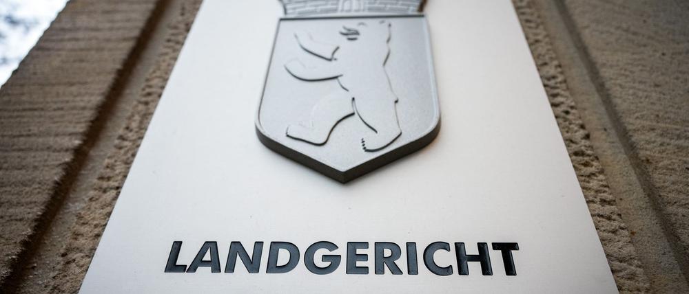 Vor einer Kita soll ein 52-Jähriger seine getrennt lebende Ehefrau im September 2024 attackiert haben. Er steht nun vor Gericht. (Symbolbild)