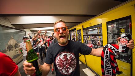 Nicht zu stoppen. Auch auswärtige Fußballfans genießen die liberale Trinkkultur im öffentlichen Nahverkehr.