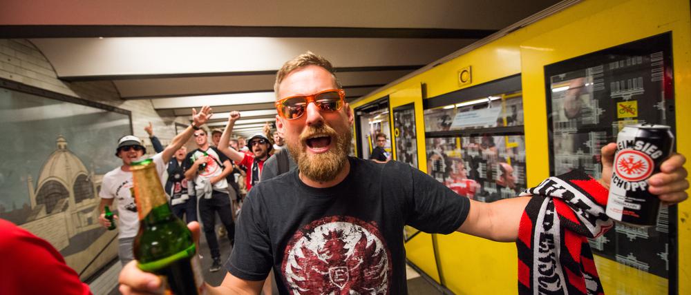 Nicht zu stoppen. Auch auswärtige Fußballfans genießen die liberale Trinkkultur im öffentlichen Nahverkehr.