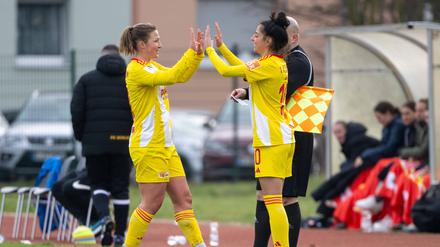 Dina Orschmann (l.) und Sarah Abu Sabbah (r.) klatschen sich beim Testspiel ab.