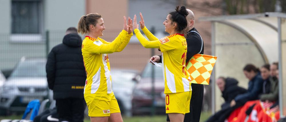 Dina Orschmann (l.) und Sarah Abu Sabbah (r.) klatschen sich beim Testspiel ab.