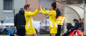 Dina Orschmann (l.) und Sarah Abu Sabbah (r.) klatschen sich beim Testspiel ab.