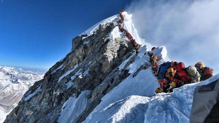 Diese Aufnahme zeigt den großen Andrang von Bergsteigern, die sich am Gipfel des Mount Everest aufstellen. 