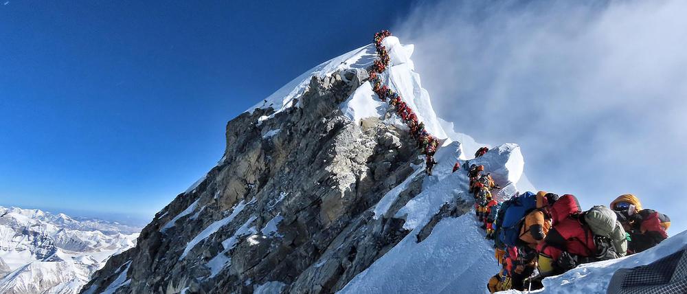 Diese Aufnahme zeigt den großen Andrang von Bergsteigern, die sich am Gipfel des Mount Everest aufstellen. 
