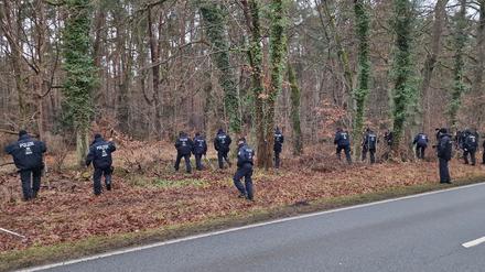 Die Polizei war an beiden Tagen mit jeweils 100 Kräften in dem Wald am Wolzensee im Einsatz. 