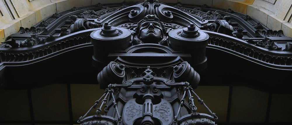 Eine Figur der Justitia an der Fassade des Kriminalgerichts Moabit in Berlin. 